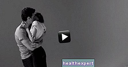 비디오 / Kiss me: 20명의 낯선 사람들이 처음으로 키스합니다. 처음에는 부끄럽지만 나중에는 ...