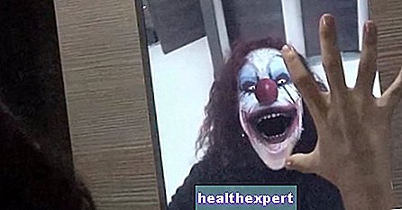 Відео / Дивлячись у дзеркало і ... побачивши клоуна -вбивцю? Блискучий відвертий