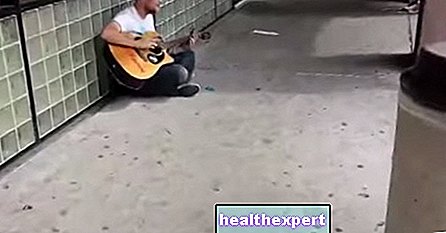 Video / Talent meeting: pouliční muzikant improvizuje jam session se dvěma kolemjdoucími