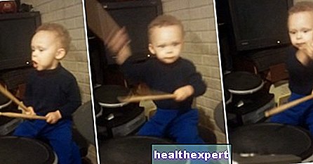 Video / När rock är i hans ådror: se hur den här tvåårige pojken spelar trummor!