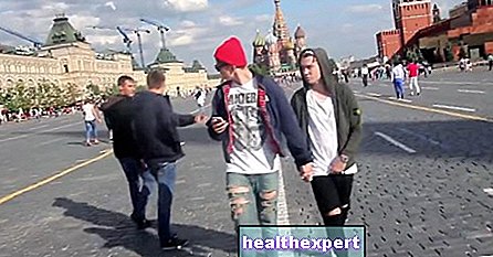 Video / Títo chlapci šli ruka v ruke po Moskve: tu sú predvídateľné reakcie okoloidúcich