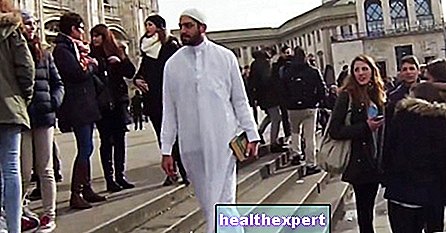 Vaizdo įrašas / Šis vaikinas vaikšto po Milaną 5 valandas, apsirengęs tradiciniais musulmoniškais drabužiais. Žmonių reakcijos sukels gėdą - Aktualumas