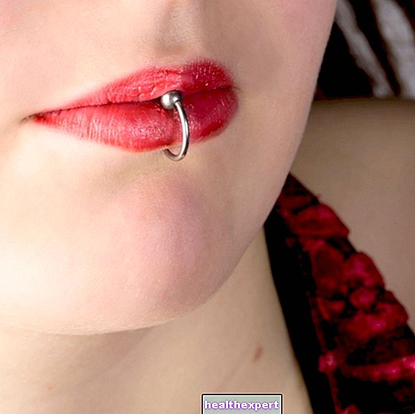 Labret Tengah: Semua yang perlu anda ketahui mengenai tindikan bibir ini