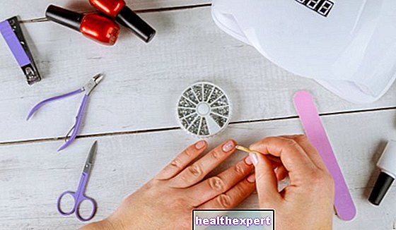 Hoe de gel van de nagels te verwijderen: schoonheidsspecialiste of doe het zelf?