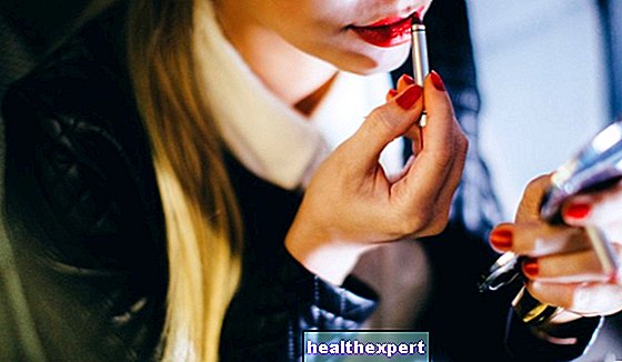 Kúzelný trik prsta, ako sa vyhnúť zafarbeniu zubov rúžom