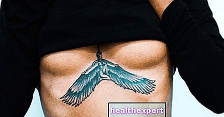 Tetování pod prsy: krátký průvodce tetováním okamžiku