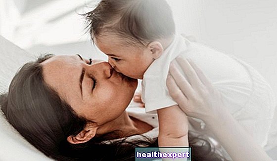 赤ちゃんの口にキスする：専門家は避けるのが最善だと言います