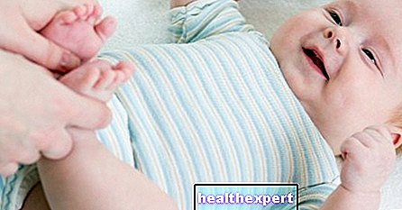 아기의 발을 올바른 위치에 마사지하면 통증과 불편함을 치유하는 데 도움이 될 수 있습니다. 그 방법! - 부모님