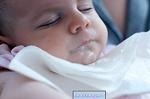 Regurgitatie bij de pasgeborene: wat zijn de oorzaken, hoe het te beperken en hoe het verschilt van reflux
