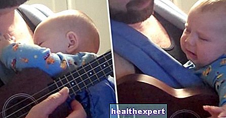 Видео / Гледайте този перфектен татко да приспива бебето за две минути с приспивната песен - Родителство