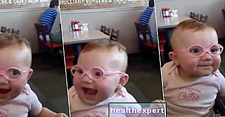 Video / She sees mom and dad for the first time thanks to glasses: see the beautiful reaction of this little girl
