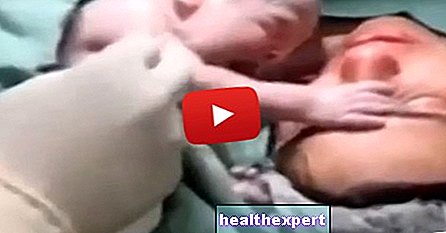 „Chci svoji matku!“: Dojemné video novorozence, který nechce opustit matku