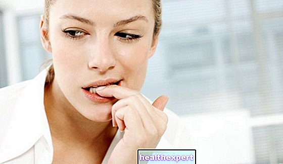 爪を噛む：爪を噛む原因と治療法