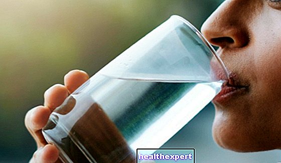 كم من الماء للشرب يوميا؟ من الأفضل عدم المبالغة في ذلك ، فقد يكون ضارًا!