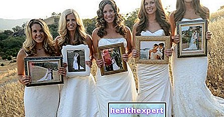 5 saudara perempuan dalam gaun pengantin berterima kasih kepada orang tua mereka karena selalu mendukung mereka