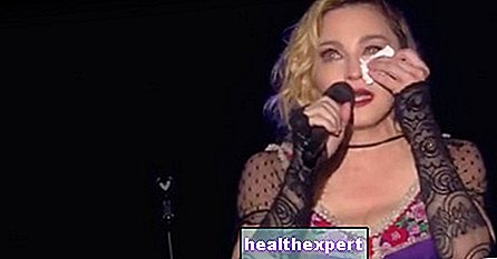 Madonna asarās dzied "Kā lūgšana", lai atcerētos Parīzes uzbrukumu upurus