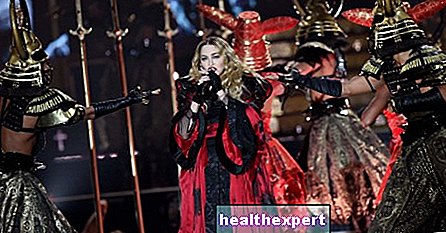 Madonna victim of a costume on stage ... again! (video)