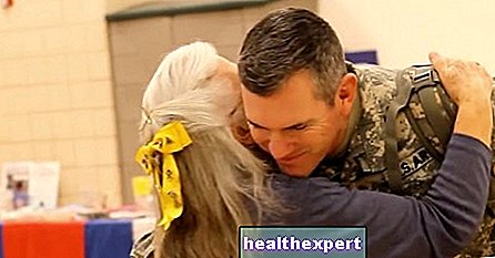 12 jaar lang omhelsde deze oma de soldaten op het vliegveld: nu geven ze de gunst terug