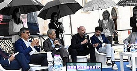 "Umbrella girls" at a meeting of politicians and, rightly so, the controversy breaks out - News - Gossip