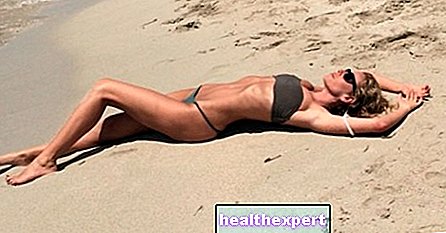 Alessia Marcuzzi sexy unter der Sonne von Formentera. Und in den sozialen Medien sind die Fotos seiner Seite B.