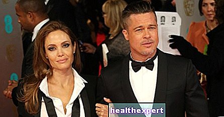 Angelina e Brad Pitt no tapete vermelho com o mesmo vestido