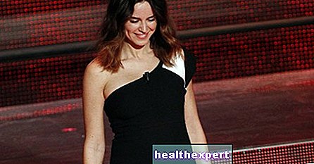 कासिया स्मुटनियाक गर्भवती। Sanremo . में अभिनेत्री के पेट की तस्वीरें