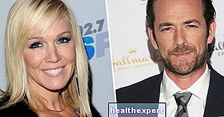 Luke Perry และ Jennie Garth เป็นคู่รักกันหรือไม่? ข่าวลือเรื่อง 2 นักแสดงสุดที่รักของ Beverly Hills 90210
