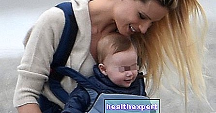Michelle Hunziker at the sea with the little Sun. Browse the gallery!