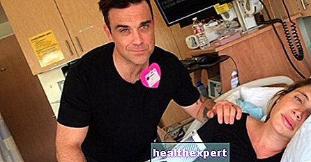 Robbie Williams far igen og viser et show på fødestuen. Se videoen!